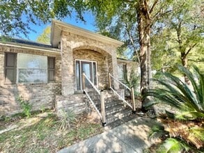 Building Photo - 123 Trailwood Ln