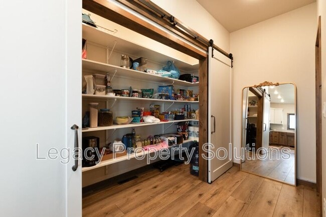 Building Photo - 527 Flint Dr