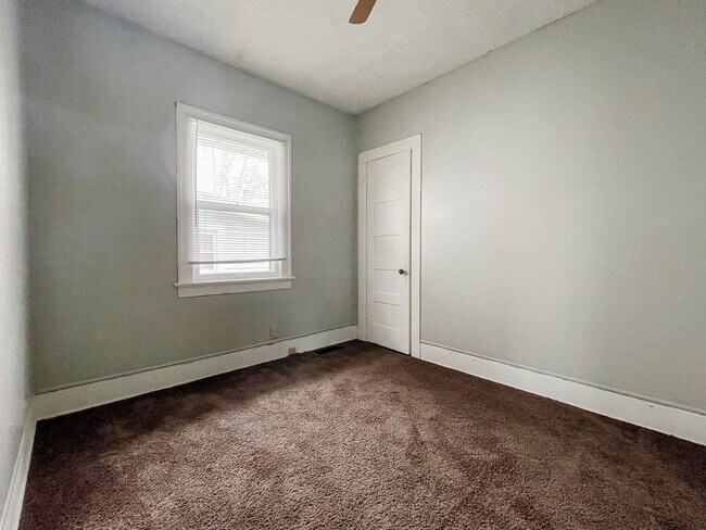 Building Photo - 1317 W Memorial Dr