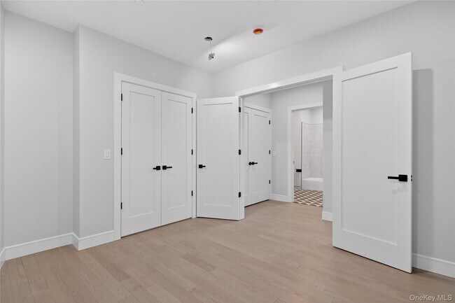 Building Photo - 10 Market St