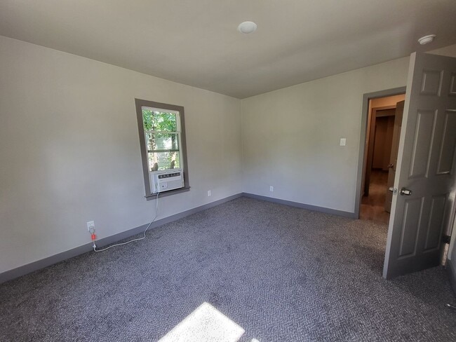 Building Photo - Completely Remodeled and Ready for Move-In
