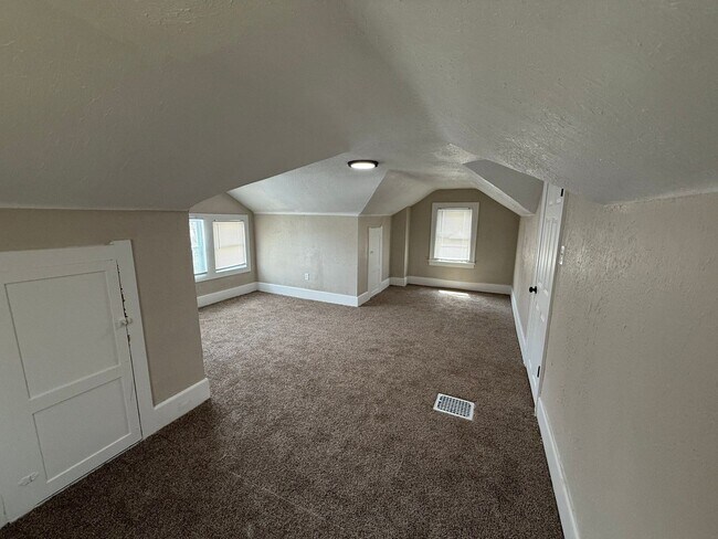 Building Photo - Renovated 3-Bedroom Home – We Welcome Sect...