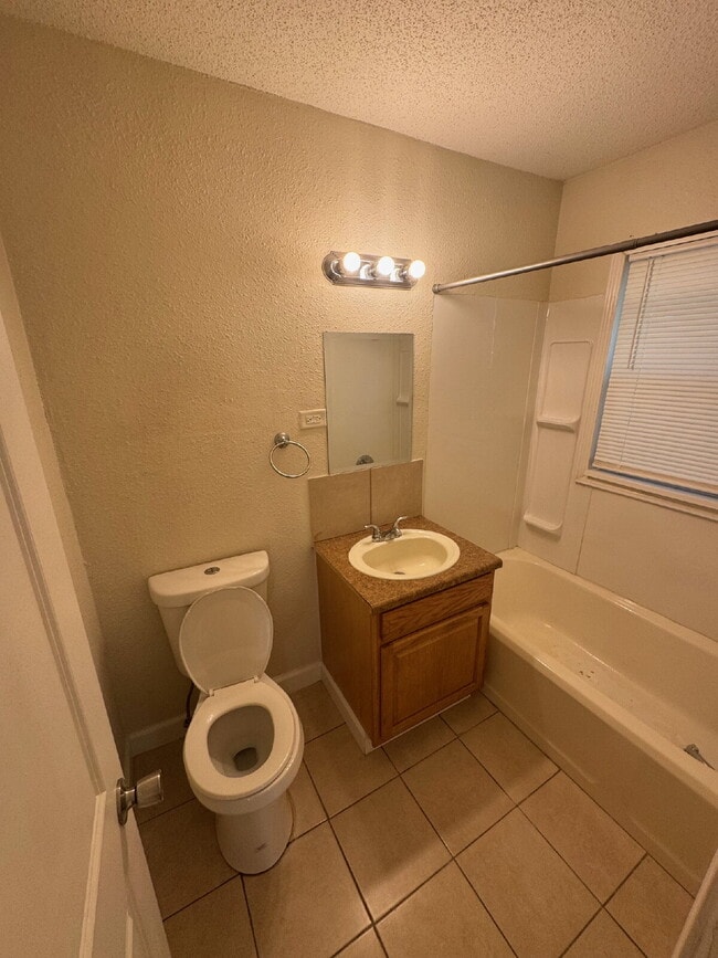 Building Photo - "Charming 1-Bedroom Retreat in the Heart o...