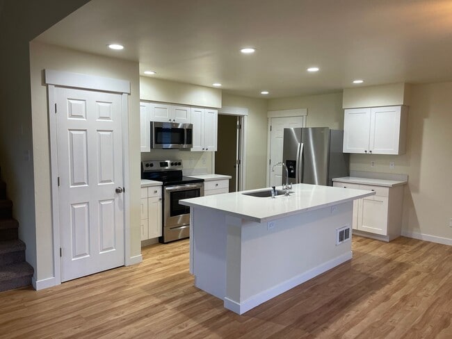 Building Photo - 2 story 3 bedrooms and  2 1/2 bath!