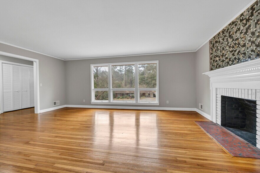 Building Photo - 842 Delverton Rd