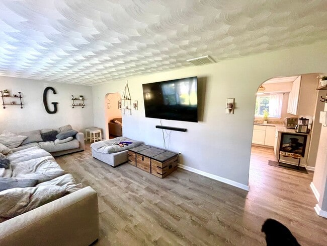 Building Photo - 4-Bedroom Home with Bonus Flex Room