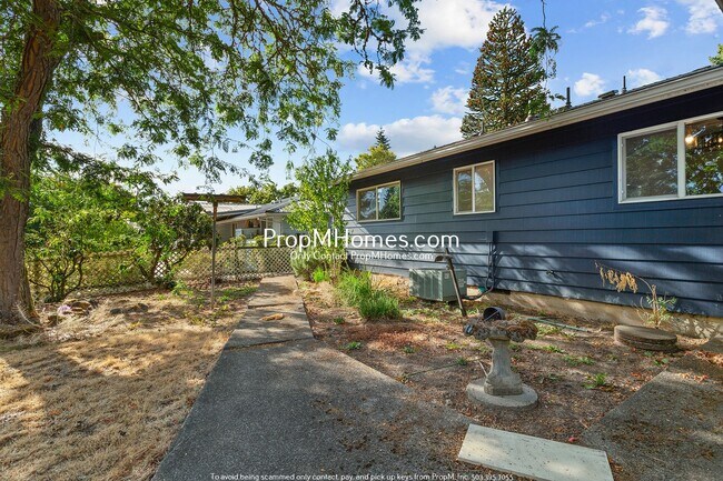 Building Photo - 2560 SE Spruce St