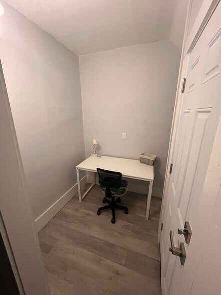 Office/Small workstation area - 36 Loker St