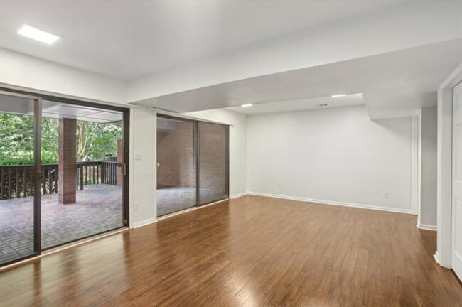 Building Photo - 49 Willow Glen NE