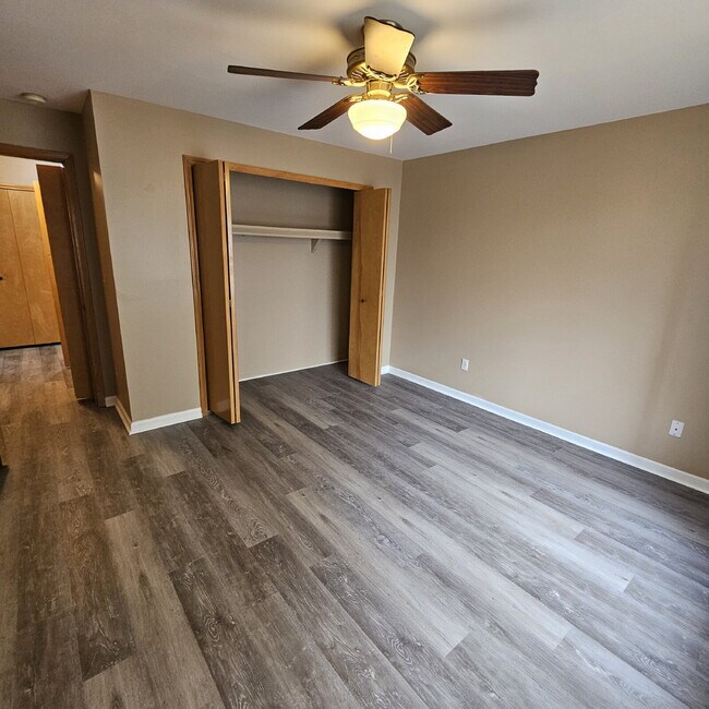 Building Photo - 2 Bedroom Lower Condo w/ Private Entrance....