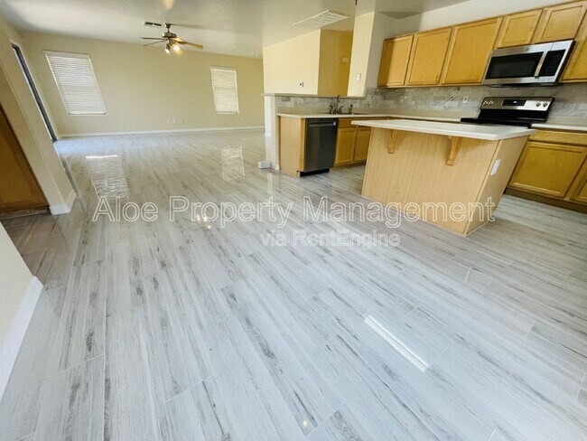 Building Photo - 43724 Elm Dr