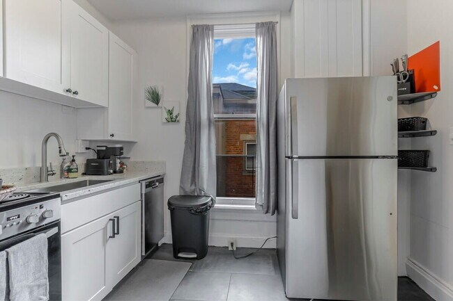 Building Photo - The Artist's Apt. | 1BR | Short North | +Parking