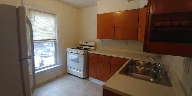 Building Photo - 4 Shabbona St