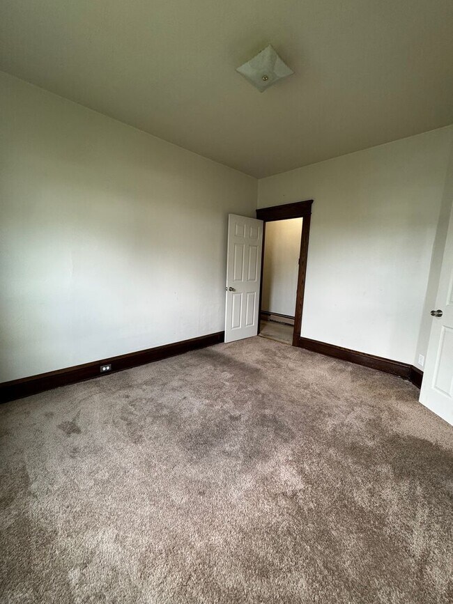 Building Photo - ?No Security Deposit?2 bedroom available in Kingston!