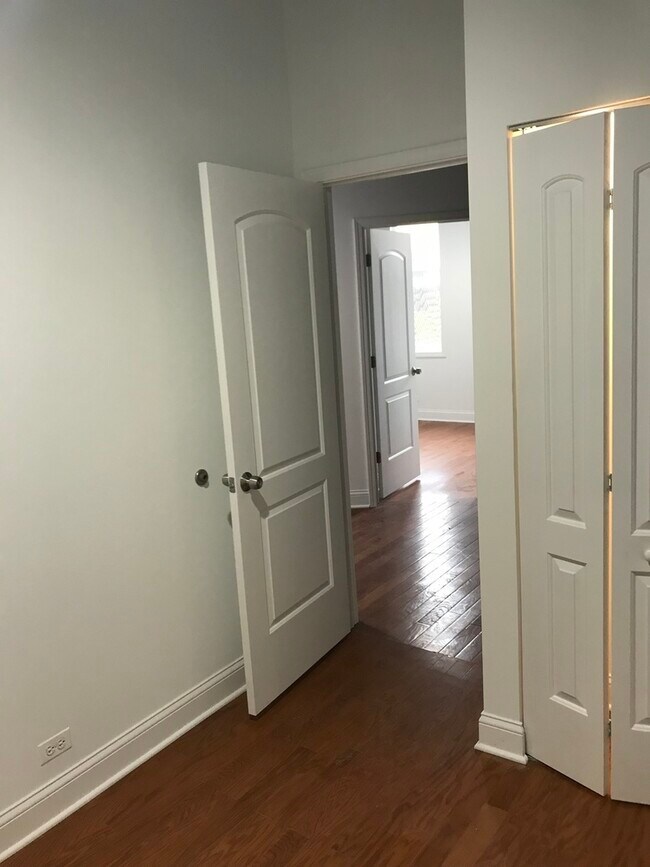 Building Photo - 3436 S Western Ave