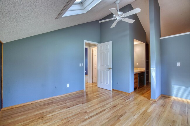 Building Photo - Charming 4 BD/1.5 BA Gunbarrel Home with G...