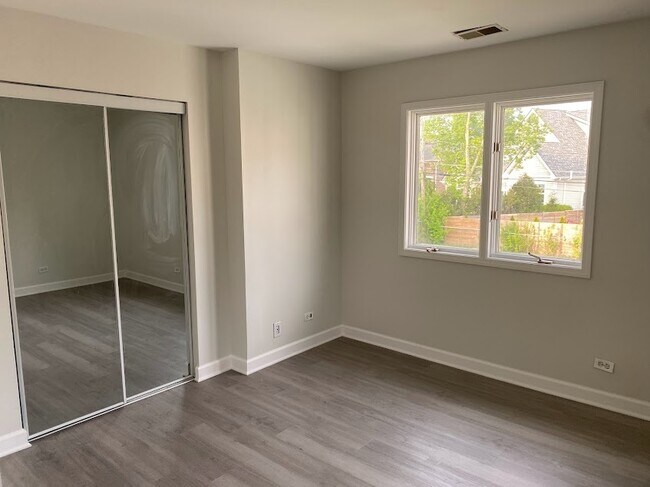 Building Photo - 1221 N Chicago Ave