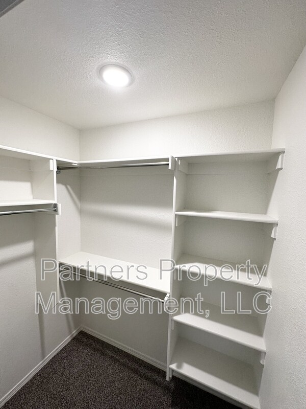 Building Photo - 928 S Amarillo Ave