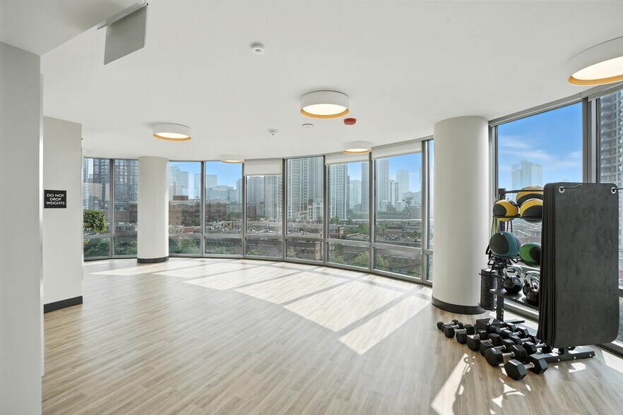 Building Photo - 504 N Kingsbury St