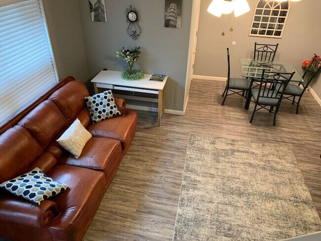 Building Photo - 2 Bedroom 1.5 bath four-plex unit - Great location!!