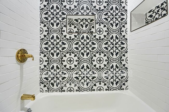 Building Photo - 319 S Mount St