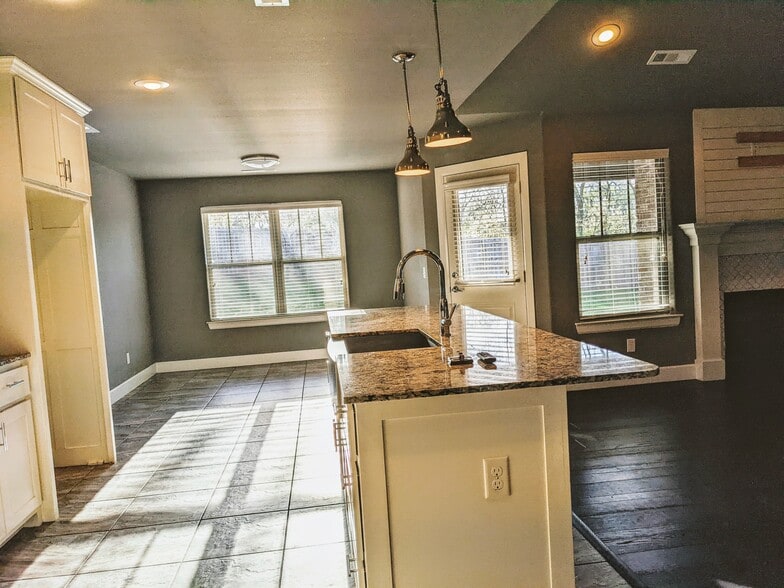 Building Photo - 700 Hawthorn Way