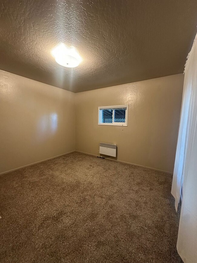 Building Photo - Quaint 3 Bedroom Home with Modern Upgrades...