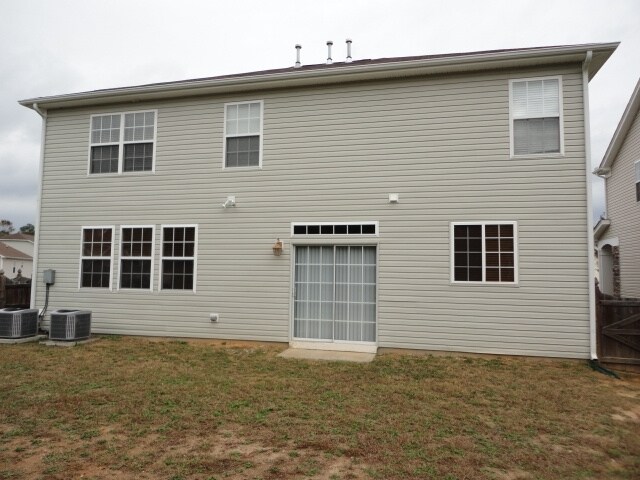 Building Photo - 335 Larktree Ln