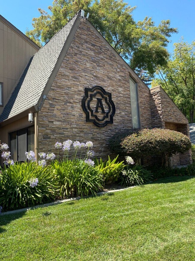 Building Photo - Cozy 1bed 1 bath with in-unit Washer and D...