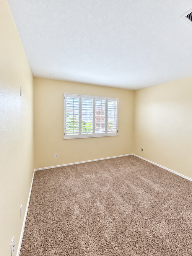 Building Photo - 935 S Flintridge Way