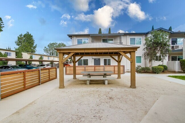 Building Photo - XL Studio - Newly renovated with large wal...