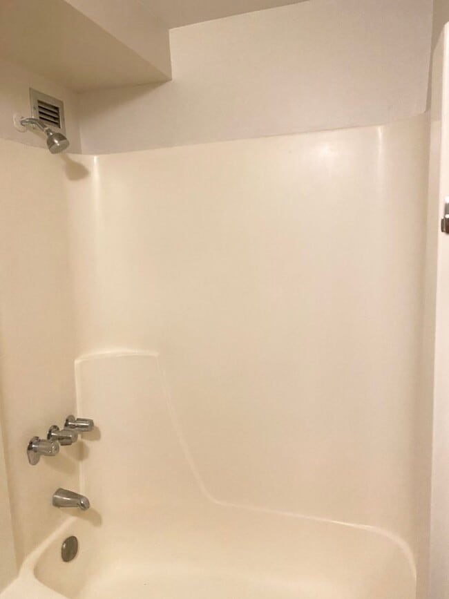 Building Photo - Salt Lake - Five Regents: Studio 1 bath wi...