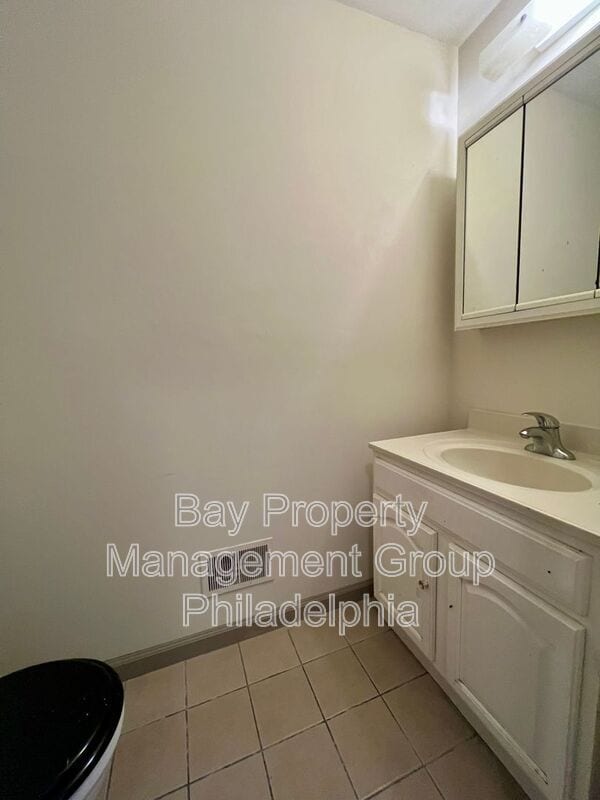 Building Photo - 1631 Edgley St