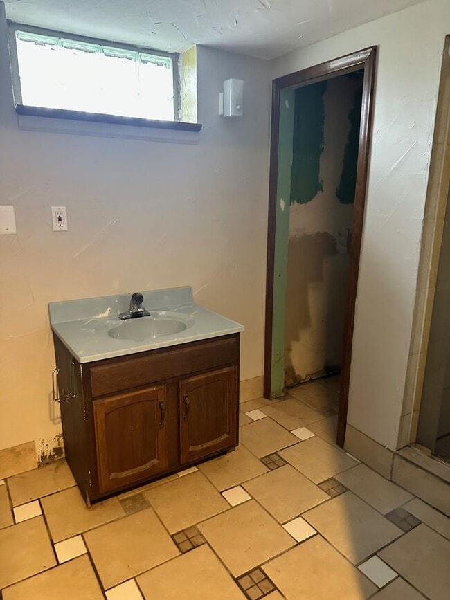 Building Photo - 3 bdrm with finished basement!