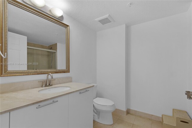 Building Photo - 1800 N Bayshore Dr