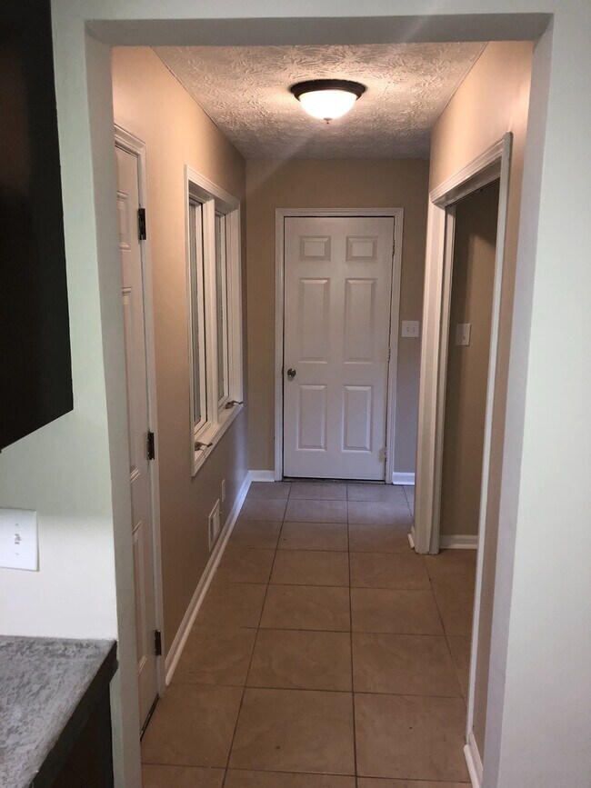 Building Photo - 3/2 Ranch w/ Large 2 Car Garage and Fenced in Backyard on Private Cul-De-Sac!