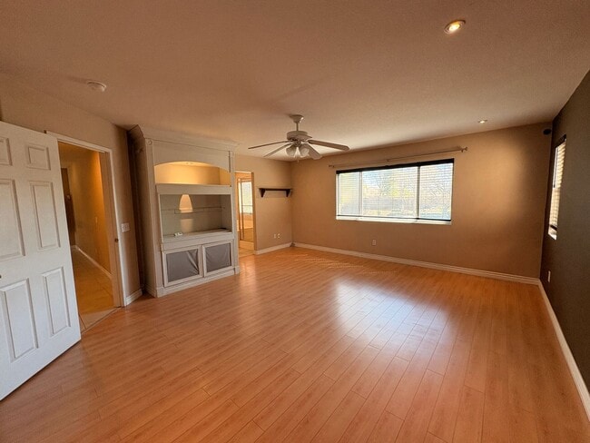 Building Photo - 4 Bed, 3 Bath in Corona!