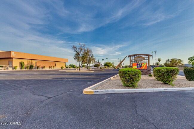 Building Photo - 10612 W Oakmont Dr