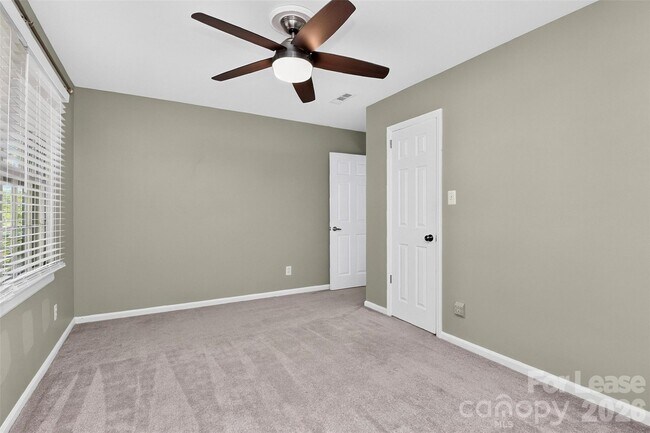 Building Photo - 2438 Knickerbocker Dr