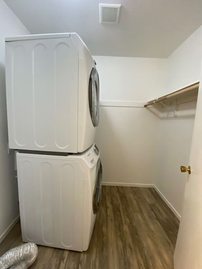 Building Photo - Spacious 3 Bed/2 Bath Duplex~ PG&E & Water Included Huge Savings!!