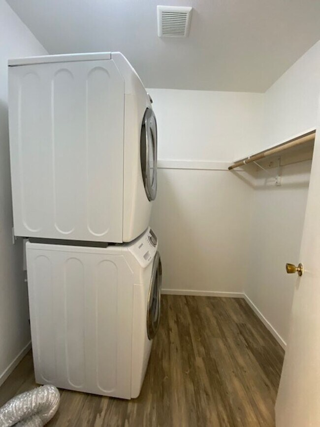 Building Photo - Spacious 3 Bed/2 Bath Duplex~ PG&E & Water...