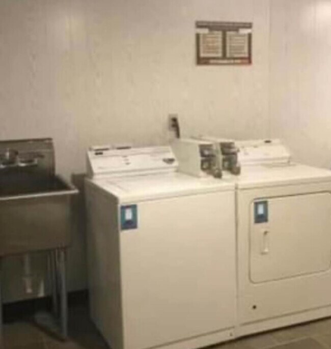 Building Photo - 4732 Belleview Ave