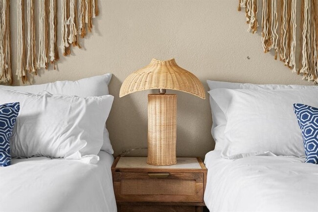 Building Photo - 2320 Montclaire St