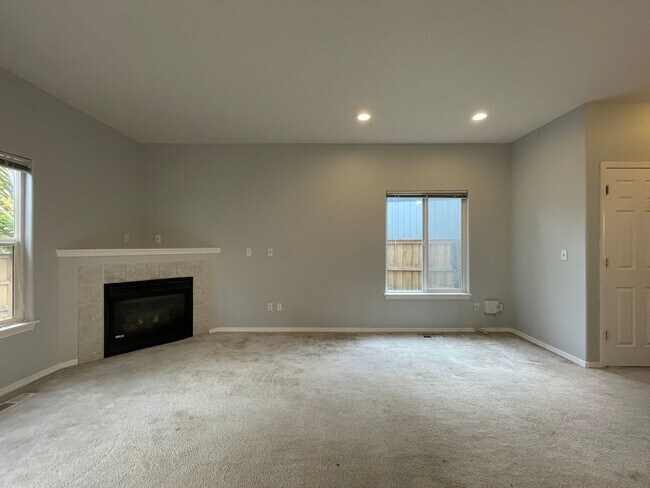 Building Photo - Charming 3 Bd, 2.5 Ba Pet-Friendly Home in Hillsboro ~ Washer & Dryer Included, Single-Car Garage...