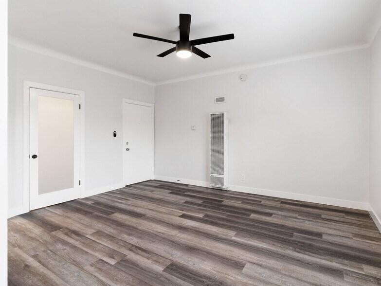 Building Photo - 608 W 6th St