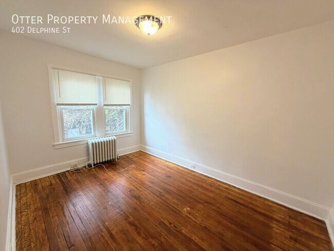 Building Photo - 402 Delphine St