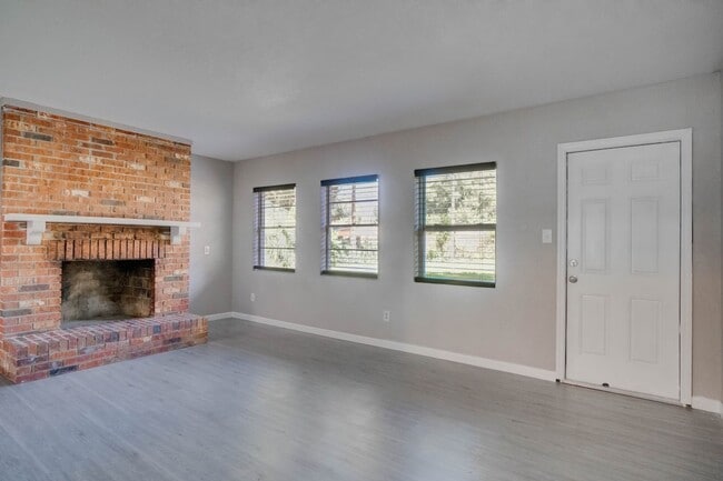 Building Photo - Updated 3/2 Pool Home in Apopka (Mt. Plymo...