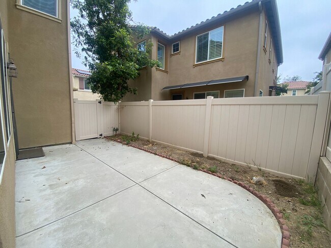 Building Photo - 4 Bedroom Town Home in Willow Heights Diam...