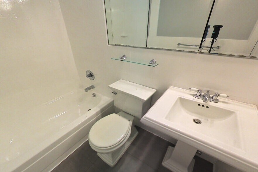 Building Photo - 202 E 13th St