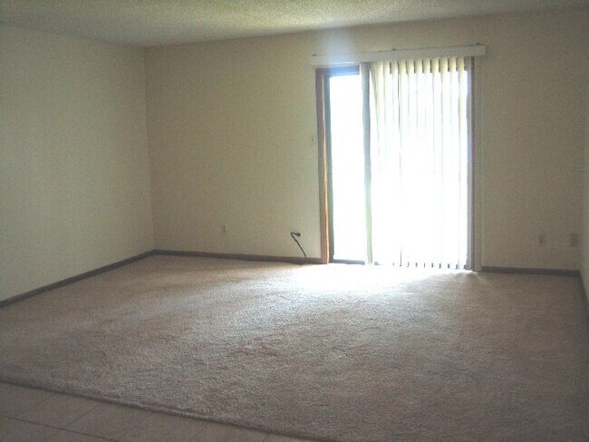 Building Photo - LAKE PARK CONDO